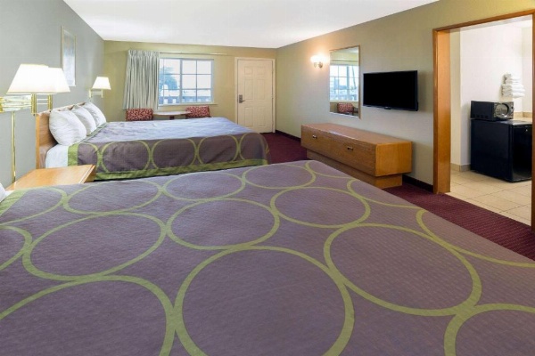 Super 8 by Wyndham Crescent City image 16
