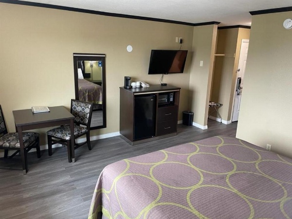 Super 8 by Wyndham Crescent City image 19