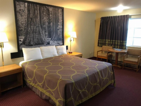 Super 8 by Wyndham Crescent City image 24