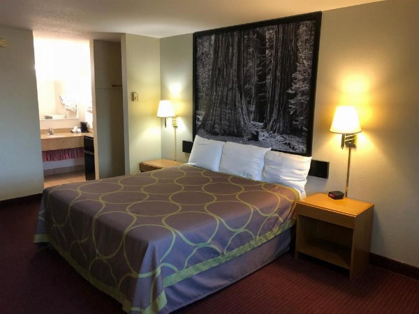 Super 8 by Wyndham Crescent City image 25