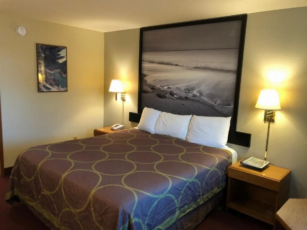 Super 8 by Wyndham Crescent City image 28